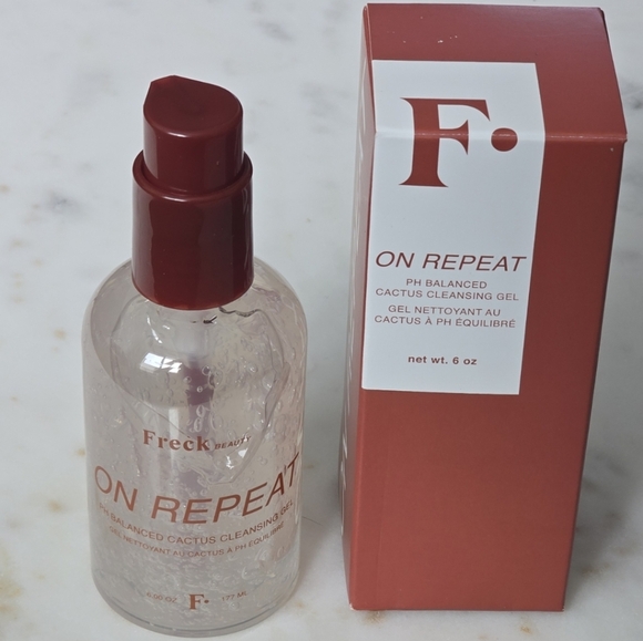 Freck On Repeat Cleansing Gel - Picture 2 of 3